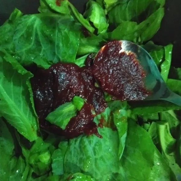 Campurkan gochujang, saos tiram, minyak wijen, kecap ikan  dan cuciwis aduk sampai merata