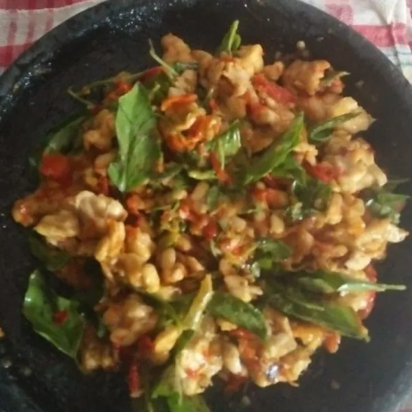 Sajikan, sambel tempe kemangi yang pedas nampol dan super sedap siap dinikmati.