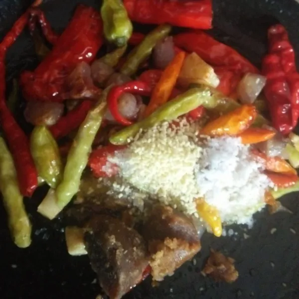 Angkat bahan sambel, lalu tuangkan diulekan tambahkan gula, garam, penyedap rasa & gula merah.