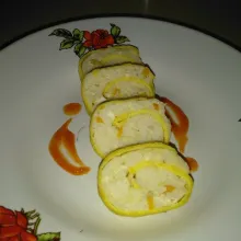 Angkat rolade jika sudah matang, tunggu dingin sejenak dan potong-potong sesuai selera. Sajikan dengan saus sambal/saus tomat.