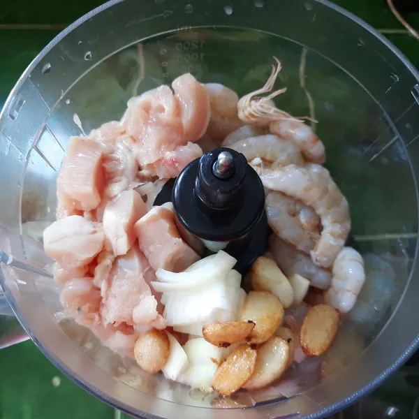 Chopper terlebih dahulu udang, ayam, bawang bombai dan bawang putih hingga halus.