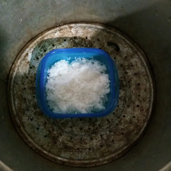 Campur kelapa parut dengan sedikit garam lalu kukus selama 10 menit. Angkat dan sisihkan.