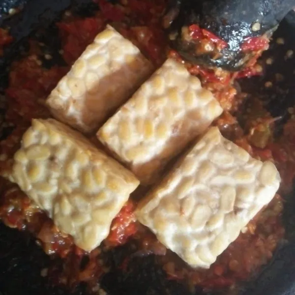 Letak tempe diatas sambel ulekan.