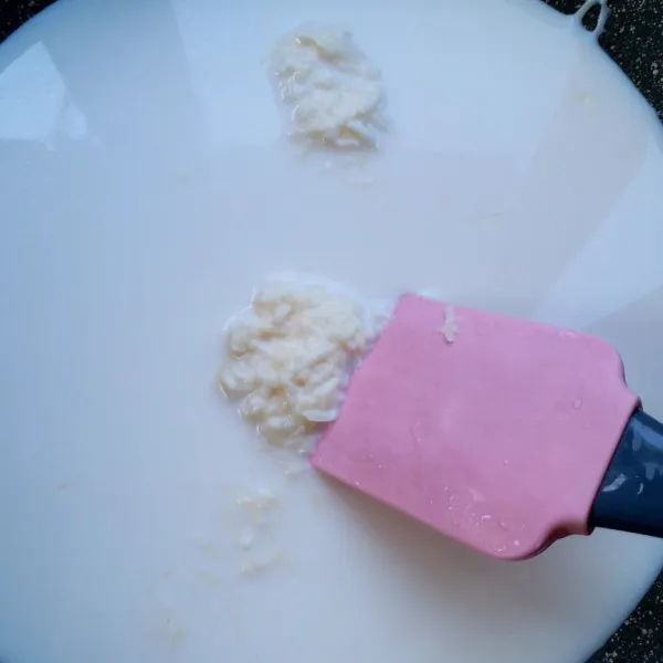 Panaskan susu UHT, keju parut, krimer kental manis, aduk-aduk hingga keju larut.