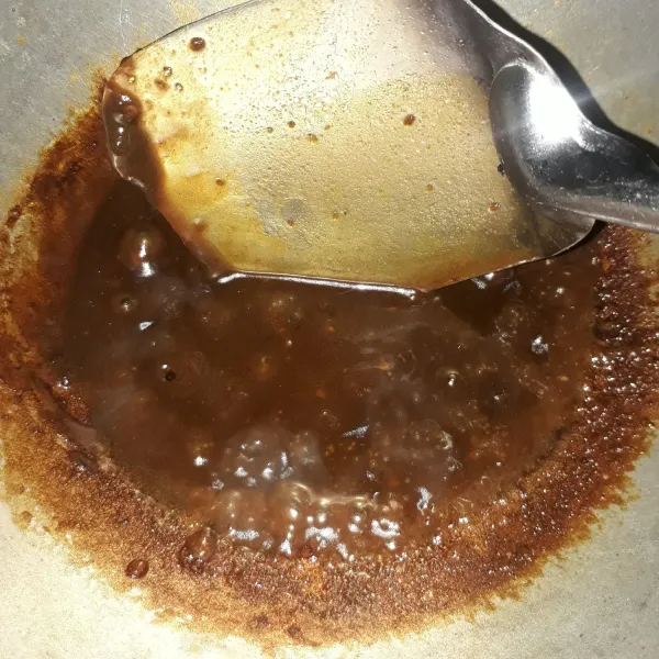 Panaskan minyak, tumis bawang putih dan cabe rawit halus hingga tercium aromanya. Tambahkan petis, garam, gula dan air. Masak sambil diaduk-aduk sampai petis meleleh dan mendidih. Angkat dan sisihkan