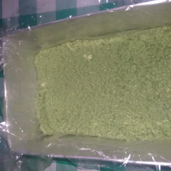 Tuang adonan pertama di loyang yang sudah dialasi plastik dan plastik, diolesi minyak kemudian kukus 10 menit.