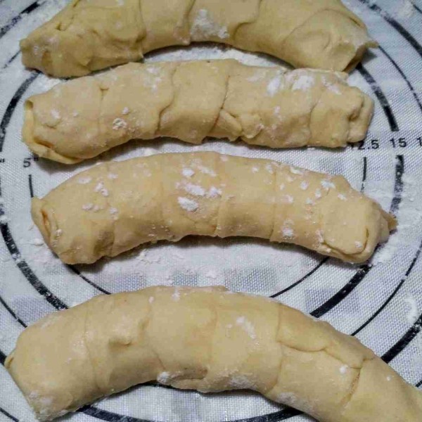 Ambil pisang, lilit dg potongan puff pastry sampai menutup semua permukaan pisang.