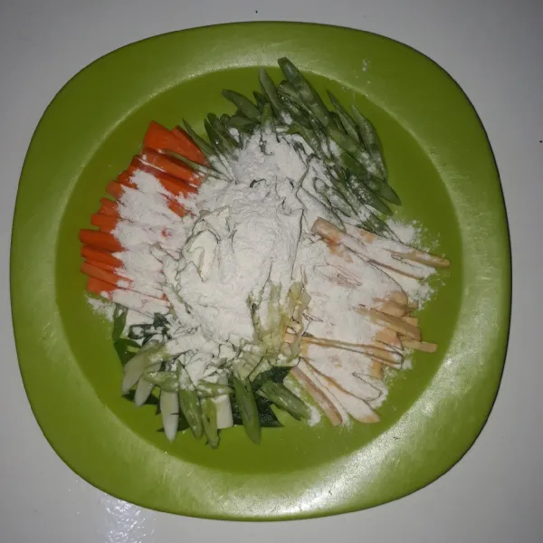 Tambahkan tepung bumbu lalu aduk rata