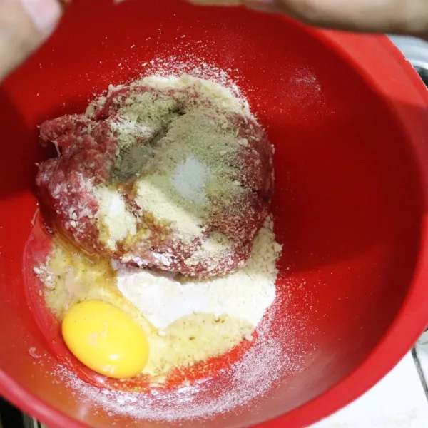 Masukkan telur dan bumbu penyedap.