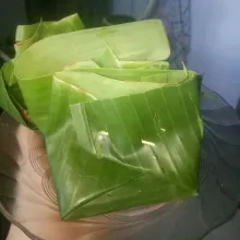 Siapkan daun pisang, lalu masukkan campuran bumbu halus, daging, serta kelapa.