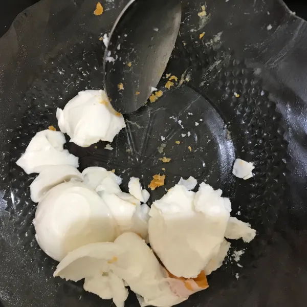 Pisahkan putih dan kuning telur asin. Ambil yang kuningnya saja lalu hancurkan menggunakan garpu, sisihkan.