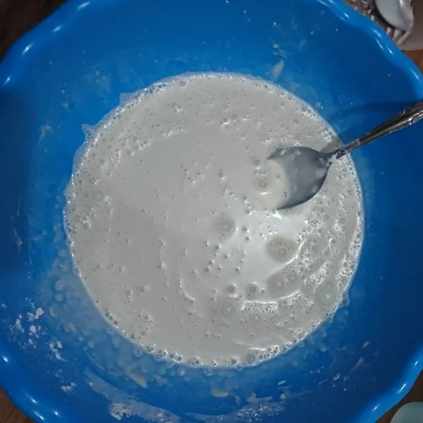 Buat adonan atasnya, campur semua bahan adonan putih lalu aduk rata kemudian di saring.