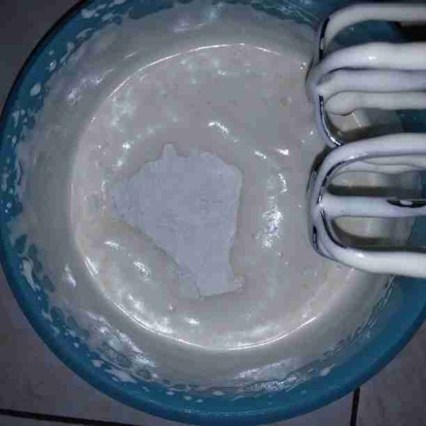 Masukan tepung terigu sambil di ayak. Mixer dengan kecepatan rendah hingga tercampur rata.