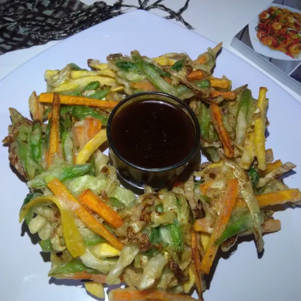Sajikan kagiake dengan sambal petis
