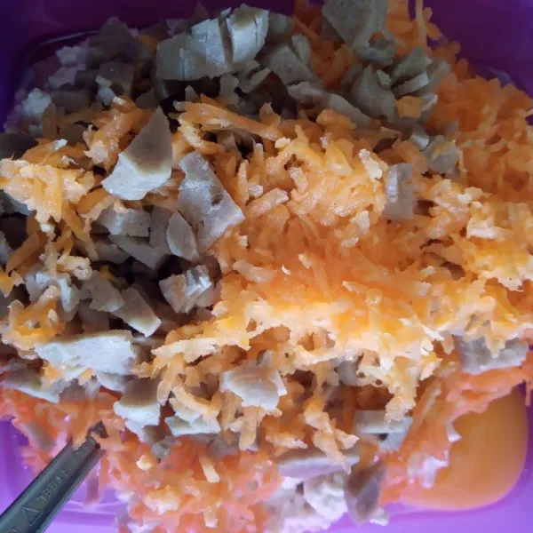 Tambahkan telur ayam, wortel parut dan baso sapi yang sudah dipotong kecil-kecil, aduk sampai rata.