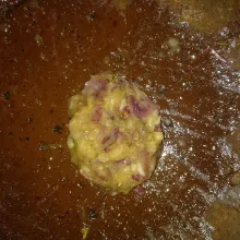 Haluskan bawang merah, bawang putih, dan garam.