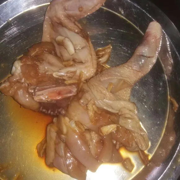 Sayat-sayat ayam, lalu marinasi dengan garam, gula, kaldu bubuk, kecap asin, saus tiram, minyak wijen, jahe dan bawang putih. Balurkan semua ke ayam, hingga rata lalu simpan di lemari pendingin selama 15 menit.