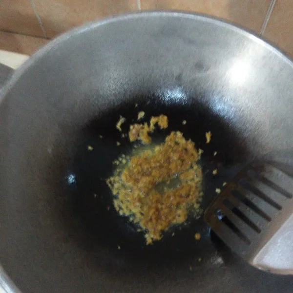 Panaskan minyak goreng, lalu masukkan bumbu halus tumis hingga harum.