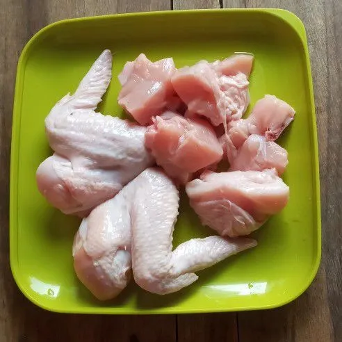 Siapkan ayam yang sudah dibersihkan.