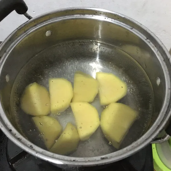 Rebus kentang terlebih dahulu, setelah itu rebus pare dan toge.