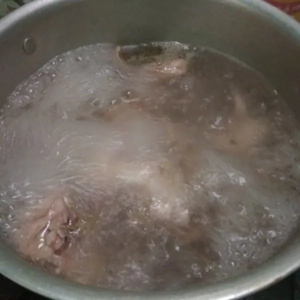 Cuci bersih Tulangan ayam, rebus sampai mendidih lalu buang airnya. rebus kembali dengan air baru