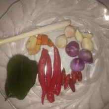 Siapkan semua bahan lalu haluskan.