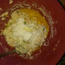 Masukkan bumbu yang telah dihaluskan, wortel yang diiris dadu, seledri, daun bawang, telur, tepung terigu, dan kaldu ayam. Aduk hingga semua tercampur rata.