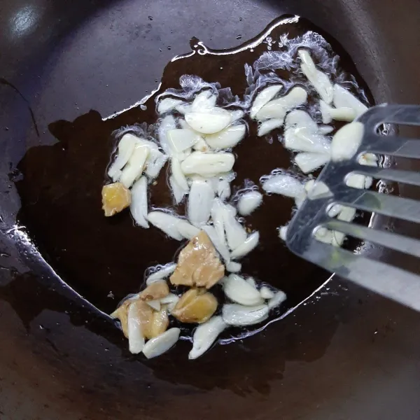 Tumis jahe hingga harum, masukan bawang putih lanjutkan tumis hingga harum