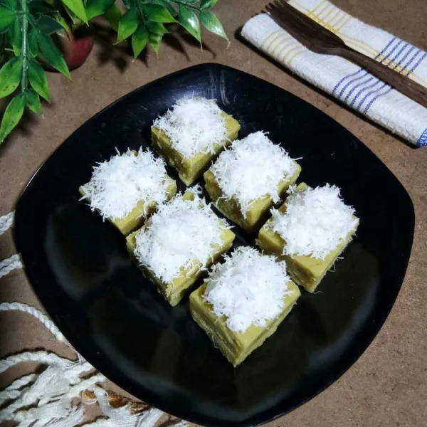 Beri kelapa kukus diatasnya dan siap disajikan.