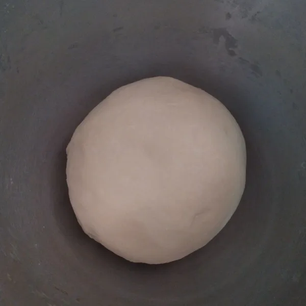 Campurkan bahan A, aduk rata, diamkan -+ 15 mnt, jika berbusa maka ragi aktif & bagus. Di wadah lain, campurkan terigu, garam, aduk rata, tambahkan bahan A, aduk rata dengan spakula, tambahkan minyak sedikit-sedikit uleni sampai kalis.