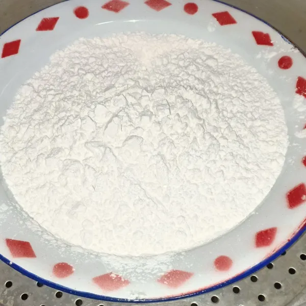 Kukus tepung beras selama 20 menit.