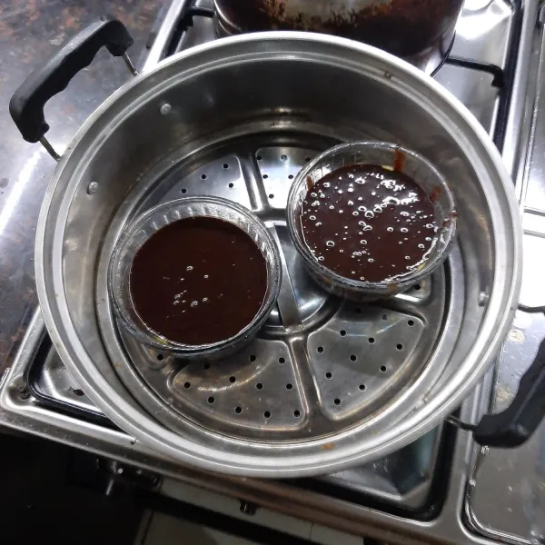 Tuang adonan ke dalam wadah, lalu kukus dalam kukusan yg sebelumnya sudah di panaskan. Kukus 3 menit atau sesuaikan dengan panci kukusan dg cara cek adonan menggunakan tusuk gigi cukup sampai atasnya bagian luar matang tp tengah masih basah.