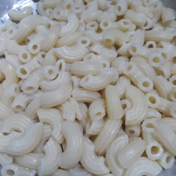 Rebus macaroni tambahkan 1 sdm minyak sayur agar tidak lengket lalu rebus hingga aldente.