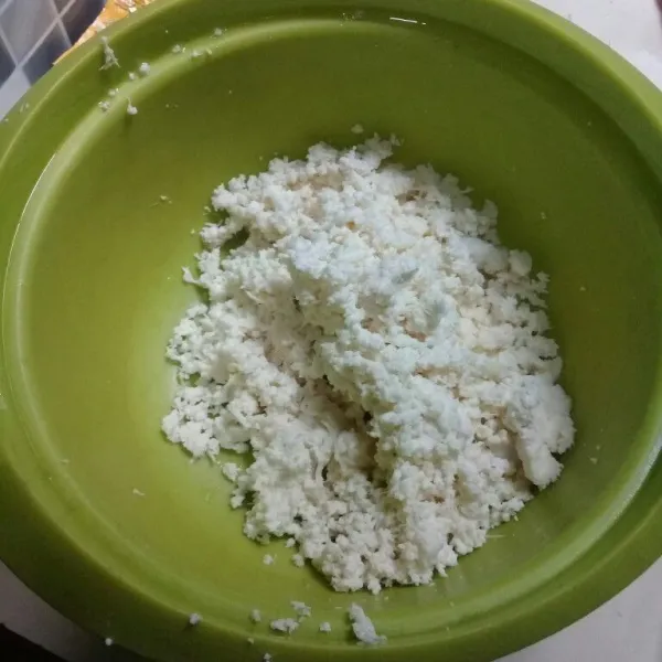 Kupas singkong, cuci sampai benar benar bersih lalu parut.