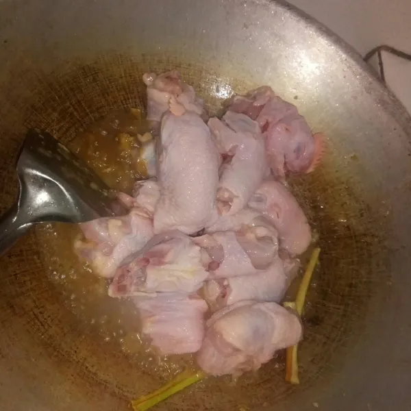 Lalu masukkan kepala ayam dan beri sedikit air untuk merebus kepala ayam dengan bumbu.