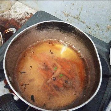 masukkan air dan wortel rebus sampai empuk.