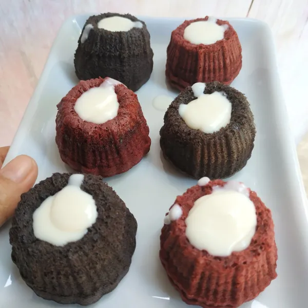 Tuang vla ke bagian tengah kue/cekungan.