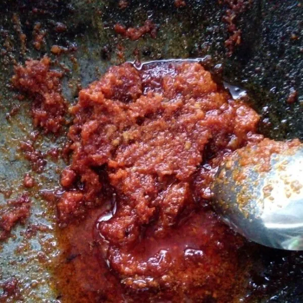 Haluskan bawang merah, bawang putih, dan cabai keriting lalu tumis hingga matang. Sisihkan.