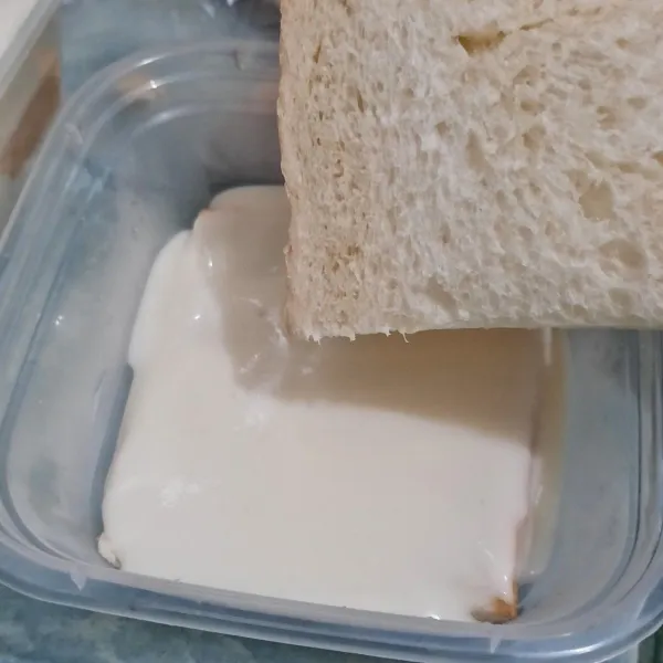 Masukkan vla dan roti tawar secara bergantian, hingga selesai atau hingga penuh.