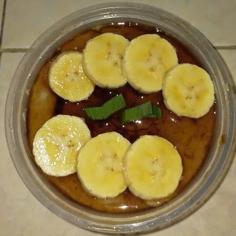 Tuang di atas creme brule. Diamkan hingga mengeras. Hias dengan potongan pisang dan daun pandan. Sajikan.