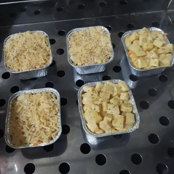 Kukus macaroni selama 30 menit atau sampai matang angkat tunggu dingin sajikan dengan cocolan sambal.