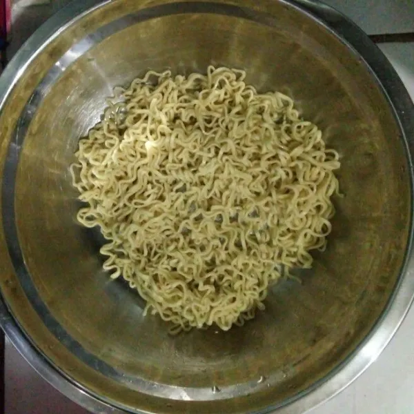 Seduh mie telur dengan air mendidih. Biarkan sesaat sampai mie setengah matang, lalu tiriskan.