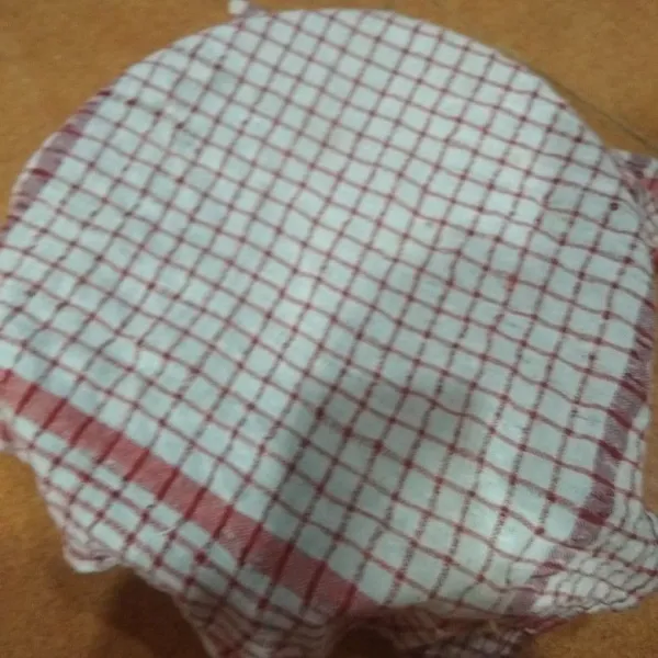 masukkan fermipan yg telah di campur air sedikit demi sedikit...uleni hingga setengah jadi.. lalu diamkan selama 1jam,tutup dengan kain bersih,