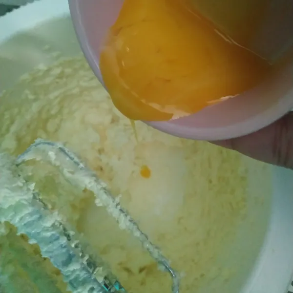campur butter,margarin dan gula halus hingga menggembang lalu masukkan kuning telur mixer hingga tercampur rata.