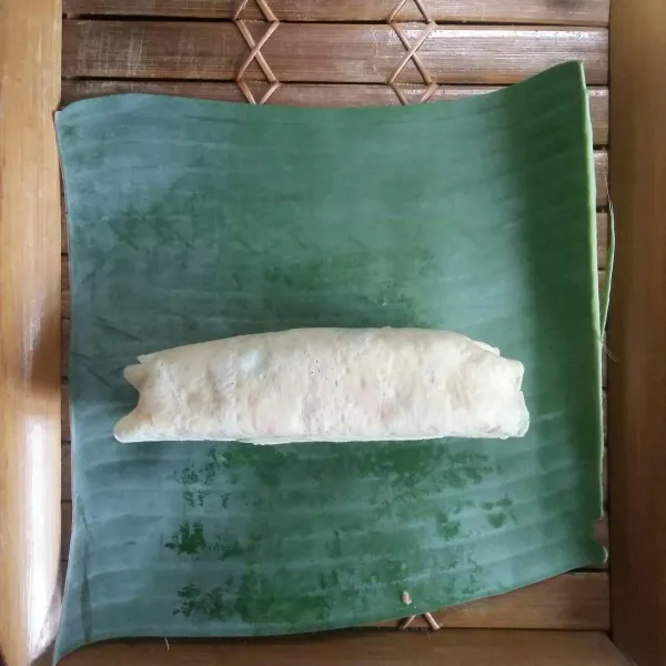 Siapkan daun pisang yang sudah dicuci dan di lap bersih. Letakkan nasi gulung diatas daun lalu gulung sambil dirapatkan.