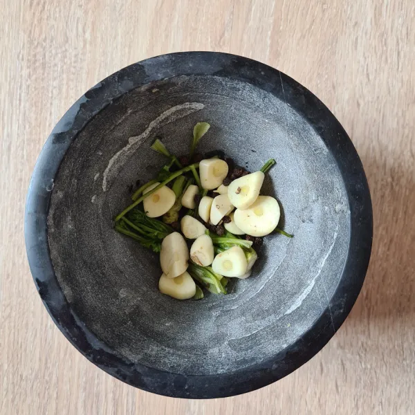 Tumbuk kasar bawang putih, akar ketumbar dan lada hitam.