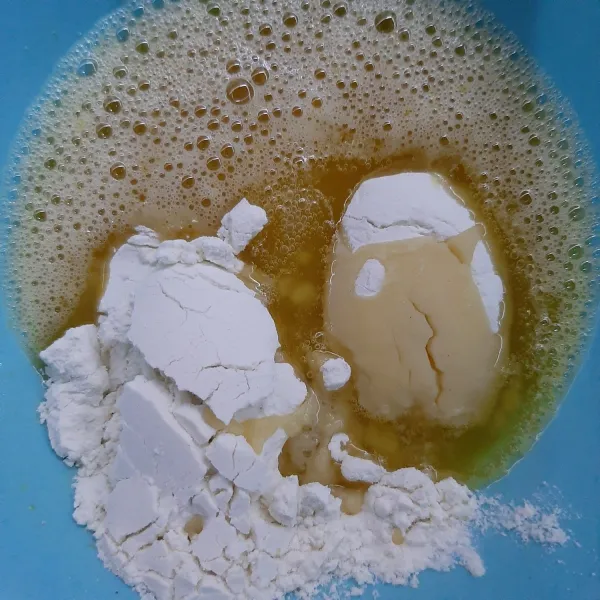 Tambahkan tepung dan butter ke adonan gula dgn telur.