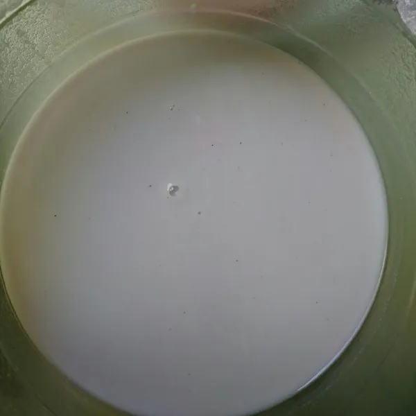 Bagi adonan cair menjadi dua. Satu bagian adonan putih.