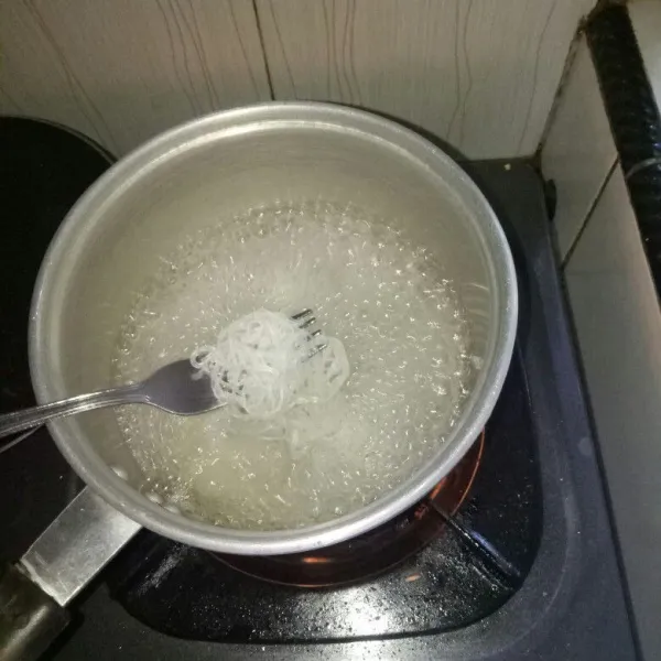 Siapkan panci, didihkan air lalu rebus bihun selama 3 menit, tiriskan.