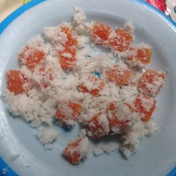 lalu potong potong adonan, gulingkan ke parutan kelapa yang sudah dikukus.